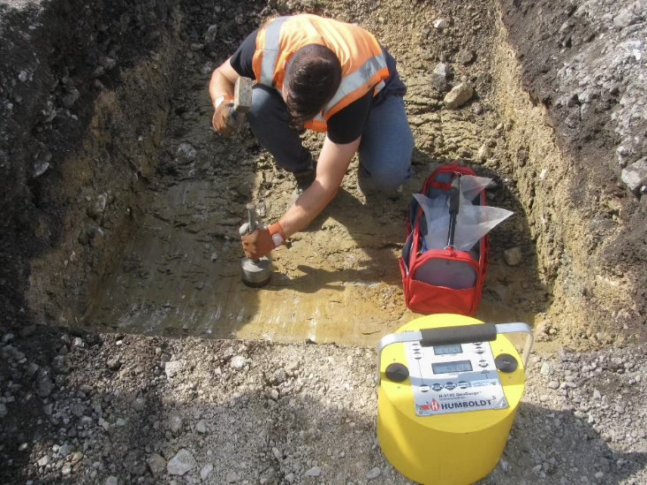 Skúška geosondou Humboldt H-4140 a vyrezávacím valcom